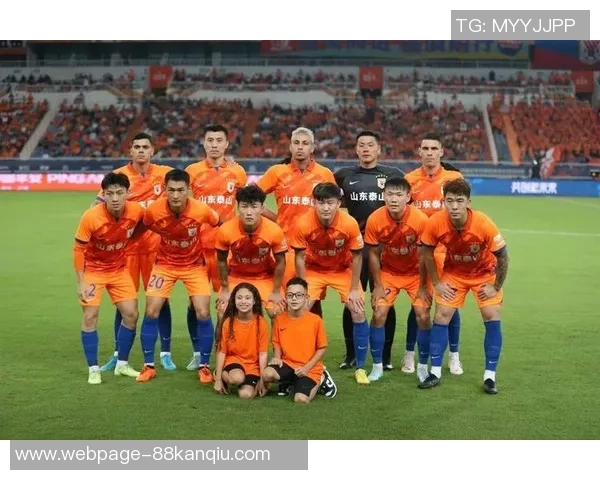 中超激战重庆队迎战山东鲁能全力争胜展现球队风采